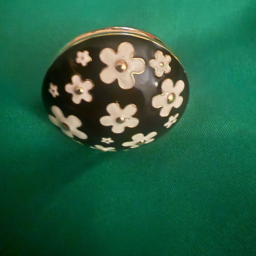 Marc Jacobs Black and White parfum Floral Ring